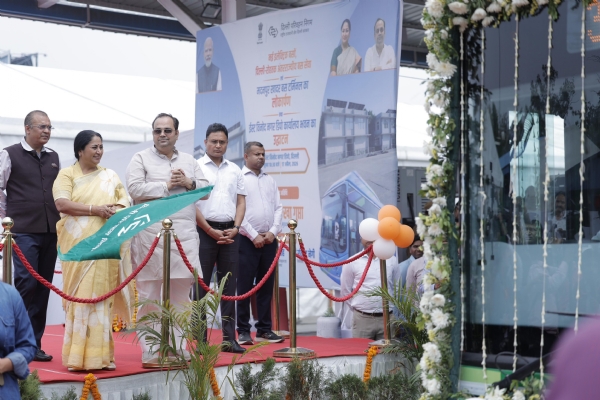 ईस्ट विनोद नगर डिपो में आयोजित कार्यक्रम में  200 नई ईवी बसों और दिल्ली-रोहतक बस सेवा को हरी झंडी दिखाती दिल्ली की मुख्यमंत्री रेखा गुप्ता