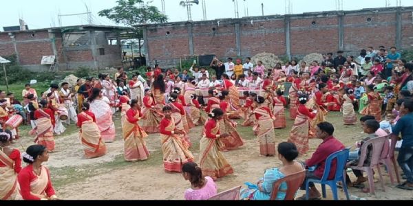 তেজপুৰৰ চাহ বাগিচাৰ বুকুত হেঁপাহৰ ৰঙালী বিহু