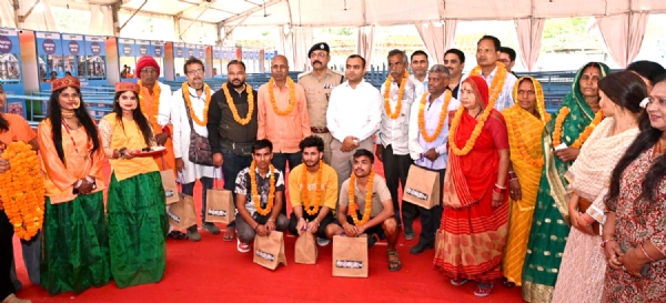 चार धाम यात्रा के दौरान डीएम व एसएसपी के साथ श्रद्धालु