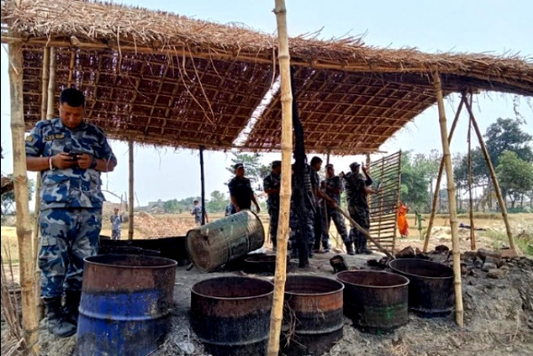 नेपाल भारत सीमा में बने अतिक्रमण हटाते सुरक्षा बल