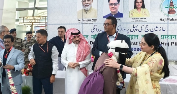 दिल्ली से हज यात्रियों के पहले जत्थे को रवाना करते हुए अल्पसंख्यक मंत्रालय के सचिव और दिल्ली हज कमेटी की चेयरपर्सन।