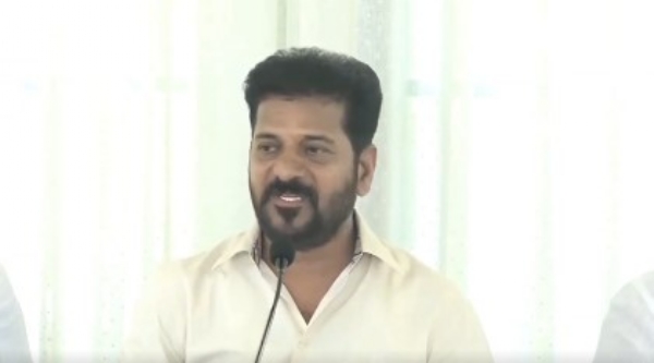 नई दिल्ली स्थित अपने आवास पर पत्रकार वार्ता को संबोधित करते तेलंगाना के मुख्यमंत्री रेवंत रेड्डी