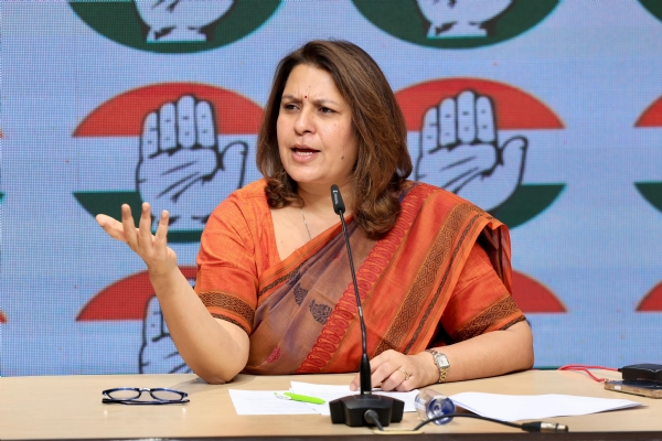 कांग्रेस प्रवक्ता सुप्रिया श्रीनेत प्रेसवार्ता के दौरान महिला आरक्षण मुद्दे पर सरकार को घेरते हुए।