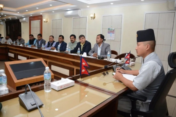 गृहमंत्री से विरोध जताते सत्तारूढ़ दल के सांसद