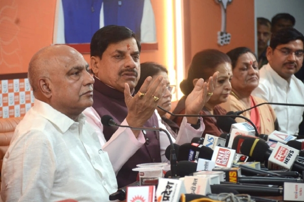 भाजपा प्रदेश कार्यालय में आयोजित पत्रकार-वार्ता  काे संबाेधित करते हुए मुख्यमंत्री डॉ मोहन यादव