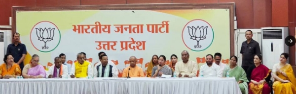 प्रेसवार्ता को संबोधित करती केन्द्रीय मंत्री अन्नपूर्णा देवी,मंच पर मुख्यमंत्री योगी आदित्यनाथ व प्रदेश अध्यक्ष पंकज चौधरी