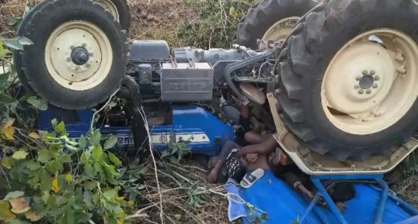 ट्रैक्टर  पलटा