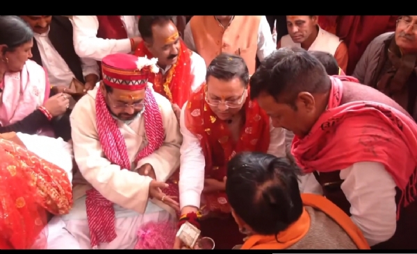 मुख्यमंत्री पुष्कर सिंह  धामी  धाम में पूजा करते हुए।