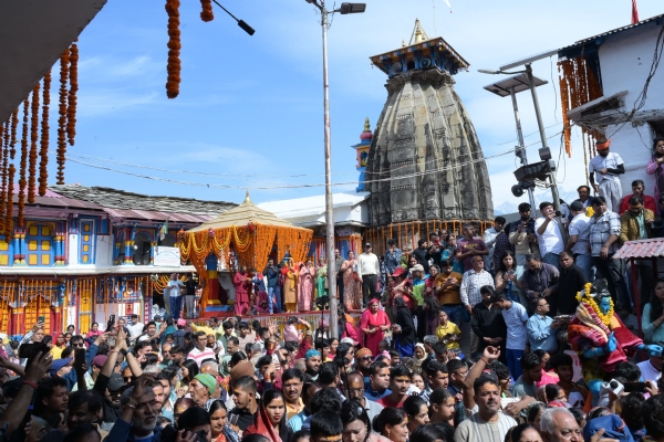 शीतकालीन गद्दीस्थल ओंकारेश्वर मंदिर में भक्तों की भीड़।