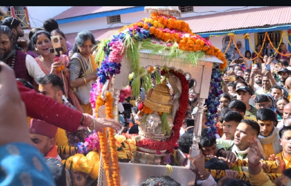 बाबा केदार की डोली प्रस्थान करती हुई।