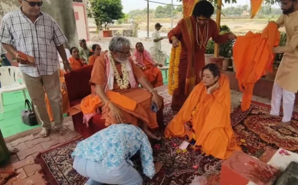 मॉडल हर्षा रिछारिया ने लिया सन्यास