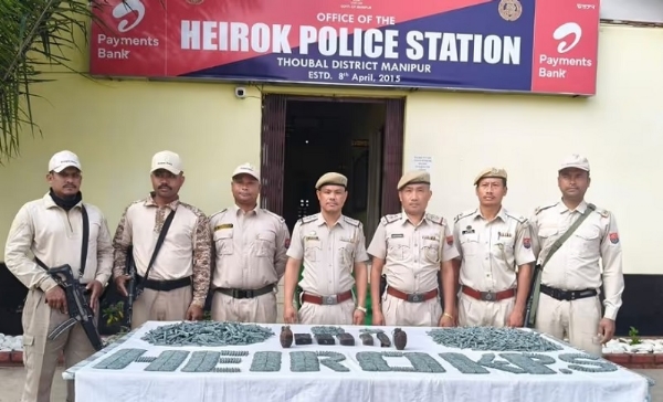 मणिपुर के थौबल ज़िले में सुरक्षा कर्मियों द्वारा बरामद ग्रेनेड और गोला-बारूद