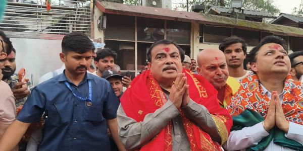 কেন্দ্ৰীয় মন্ত্ৰী নীতিন গাডকাৰীৰ মা কামাখ্যাৰ আশীৰ্বাদ গ্ৰহণ