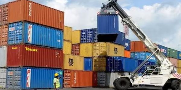 পশ্চিম এছিয়াত চলি থকা যুদ্ধৰ মাজতে চৰকাৰে পেট্ৰ’কেমিকেল সামগ্ৰীক শুল্কমুক্ত কৰি তুলিছে