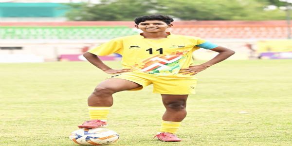 জনজাতীয় শিপাৰ পৰা আন্তঃৰাষ্ট্ৰীয় গৌৰৱলৈ: ছত্তীশগড়ৰ তাৰকা ফুটবলাৰ কিৰণ পিছাদাৰ সংগ্ৰামৰ কাহিনী