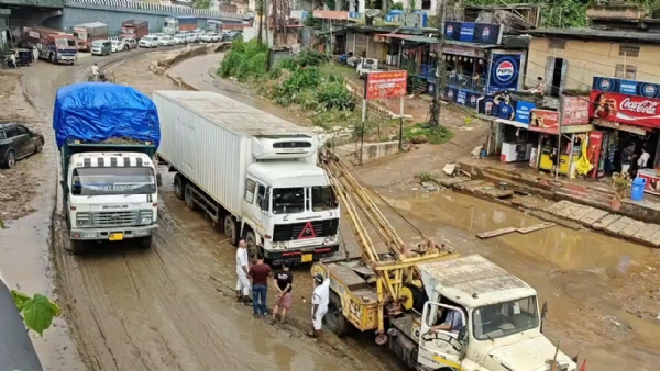 নিশাৰ মূষলধাৰ বৰষুণৰ পিছতে পুৱা যোৰাবাটত অবৰ্ণনীয় পৰিৱেশ