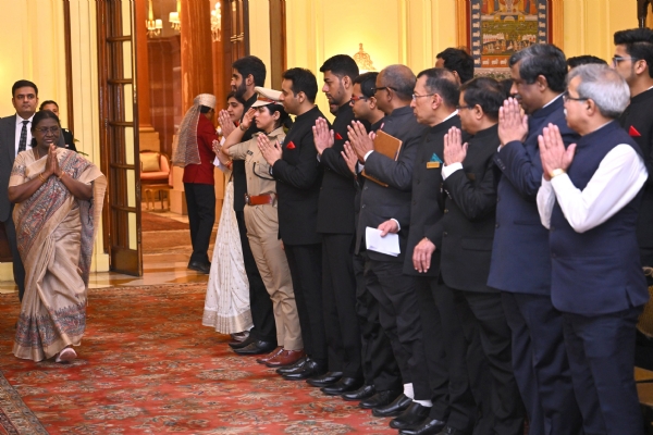 राष्ट्रपति द्रौपदी मुर्मु सोमवार को राष्ट्रपति भवन में भारतीय रेल के प्रोबेशनरी अधिकारियों के साथ मुलाकात के दौरान