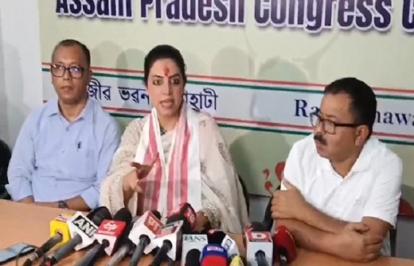 কংগ্ৰেছ নেত্ৰী দিব্যা মাদেৰ্নাৰ সংবাদমেল সম্বোধন