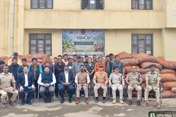 मणिपुर में अफीम के बदले वैकल्पि खेती के लिए किसानों में विभिन्न प्रकार के बीज वितरण का दृश्य