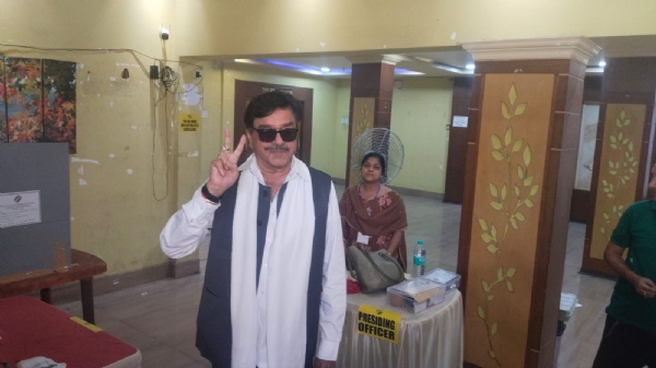 वोट देते सासंद