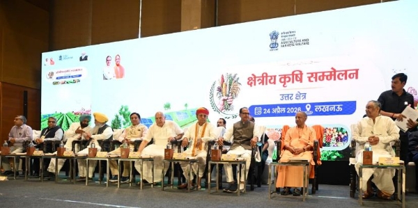 क्षेत्रीय कृषि सम्मेलन में मंचासीन मुख्यमंत्री योगी व शिवराज सिंह चौहान