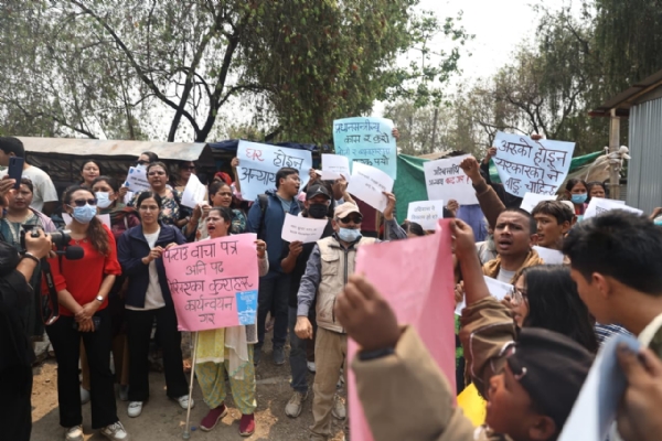 सरकार के खिलाफ प्रदर्शन