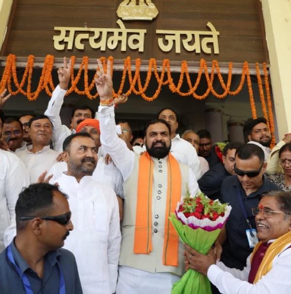 मुख्यमंत्री सम्राट चौधरी विश्वास मत हासिल करने के बाद विजय चिन्ह के साथ विधायकों का अभिवादन स्वीकार करते हुए