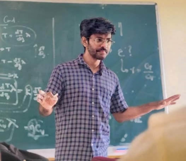 টিহু মহাবিদ্যালয়ৰ পদাৰ্থ বিজ্ঞান বিভাগৰ সহকাৰী অধ্যাপক ড° অতনু নাথ