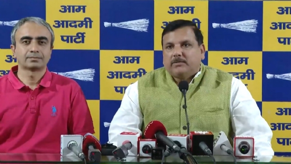 पत्रकार वार्ता करते संजय सिंह