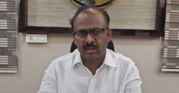 नेपाल हादसे की जानकारी देते उत्तर प्रदेश के महाराजगंज जिले के जिलाधिकारी संतोष शर्मा