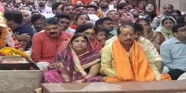 বিহাৰৰ প্ৰাক্তন উপ-মুখ্যমন্ত্ৰী সিনহাৰ পত্নীৰ সৈতে মহাকাল মন্দিৰ দৰ্শন, ভস্ম আৰতিত অংশগ্ৰহণ