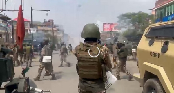 मणिपुरः इंफाल में प्रदर्शनकारियों को हटाने के लिए आंसू गैस के गोले दागे जाने का दृश्य