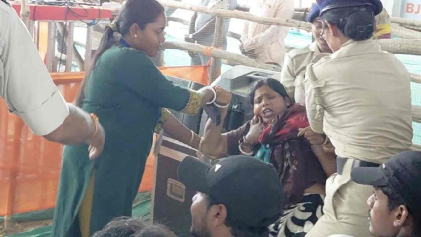 महिला ने बैरिकेड पार कर मंच तक पहुंचने की कोशिश