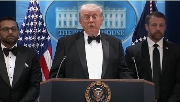 अमेरिका के राष्ट्रपति डोनाल्ड ट्रंप व्हाइट हाउस के ब्रीफिंग रूम से संवाददाता सम्मेलन को संबोधित करते। फोटो - फॉक्स न्यूज वीडियो स्नैपशॉट