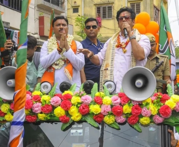 रविवार को हावड़ा के बामनगाछी  में भाजपा उम्मीदवार उमेश राय के समर्थन में सांसद रवि किशन चुनाव प्रचार करते हुए।