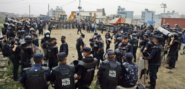 अवैध बस्ती को खाली कराने के लिए तैनात सुरक्षाकर्मी