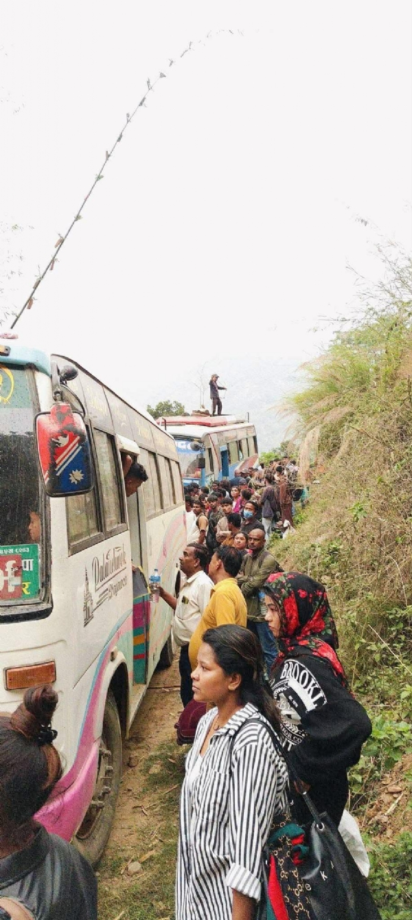 वीपी राजमार्ग बंद होने के कारण फंसे भारतीय यात्रियों को सुरक्षित निकलने का काम जारी