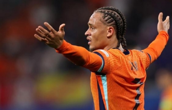 নেদাৰলেণ্ডৰ মিডফিল্ডাৰ জেভি ছিমনছ