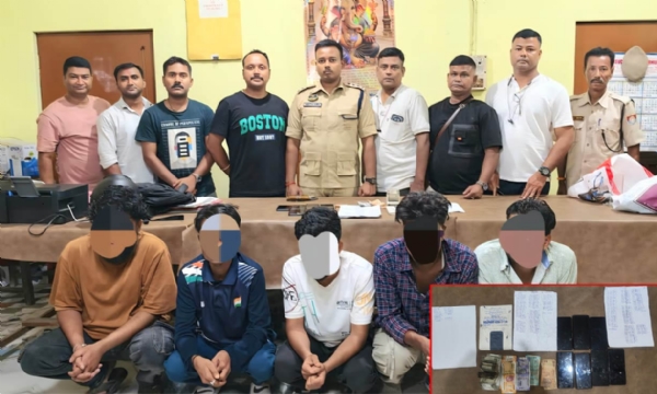 असम- सिलचर में आईपीएल जुआ संचालित करने वाले गिरफ्तार 5 आरोपित। इनसेट में बरामद नगद धन, मोबाइल फोन एवं सामग्री