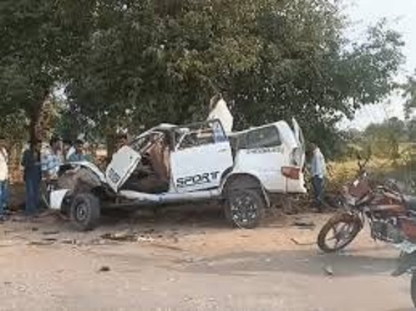 टवेरा-ट्रैक्टर ट्रॉली की भिड़ंत में 5 की मौत