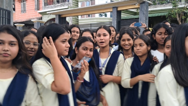 এশ শতাংশ উত্তীৰ্ণৰে উজলি উঠা ৰঙিয়াৰ প্ৰাগমেটিক চিনিয়ৰ ছেকেণ্ডাৰী স্কুলৰ ছবি।