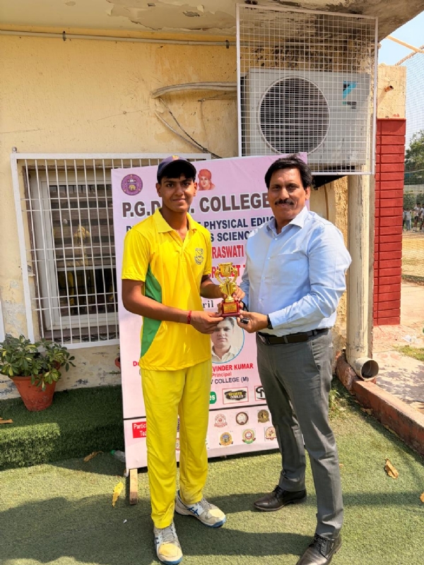 करण सोनी को मैन ऑफ द मैच का अवार्ड देते हुए एशिया कुराश रेसलिंग के महासचिव प्रवीण त्यागी।