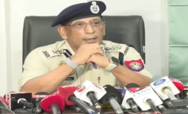 गुवाहाटी के ट्रैफिक डीसीपी जयंत सारथी बोरा आज संवाददाता सम्मेलन को संबोधित करते हुए।