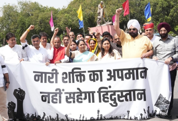 मुख्यमंत्री के नेतृत्व में विधानसभा परिसर में भाजपा विधायकों ने नारी शक्ति वंदन अधिनियम का विरोध करने वाली विपक्षी पार्टियों के खिलाफ प्रदर्शन करते हुए