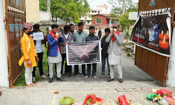 छात्र संगठनों द्वारा शंख घोष के साथ विरोध प्रदर्शन
