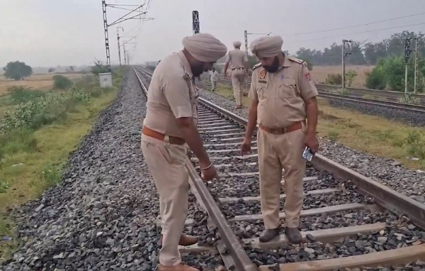 আৰক্ষীয়ে ৰেলপথ পৰিদৰ্শন কৰিব।
