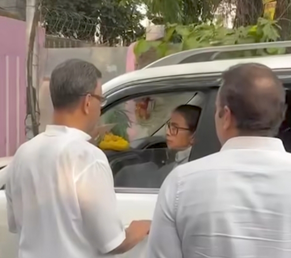 ममता बनर्जी का मतदान केंद्र का दौरा