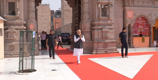 मंदिर के गर्भगृह में बाबा का पूजन करते प्रधानमंत्री,इसके पहले डमरूवादन के बीच दरबार जाते हुए