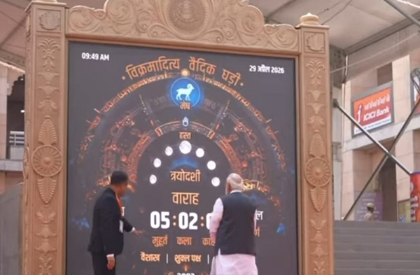 प्रधानमंत्री काशी विश्वनाथ मंदिर में विक्रमादित्य वैदिक घड़ी का अवलोकन करते हुए
