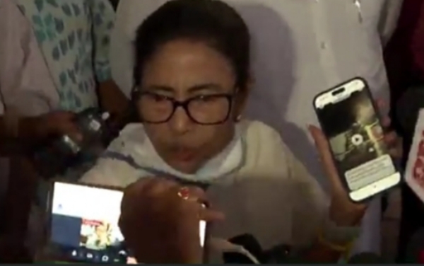 ममता बनर्जी का मतदान केंद्र का दौरा